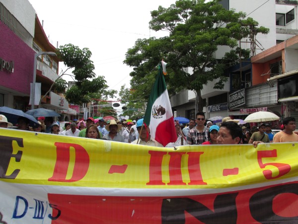 Las y los manifestantes llevaban banderas ondeando durante todo el recorrido. Foto: Sandra de los Santos/Chiapas PARALELO.