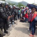 Policías contienen marcha de maestros en manifestaciones de agosto-noviembre 2013. Foto ARCHIVO: Isaín Mandujano/Chiapas PARALELO