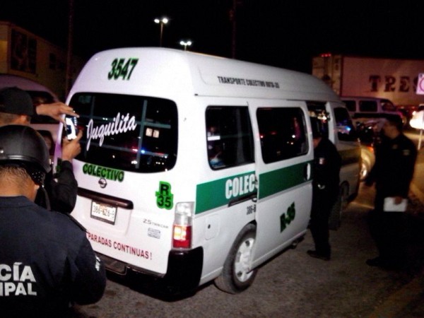 Con impactos de bala en el techo y las llantas quedó el colectivo. Foto: Chiapas PARALELO.