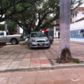 El parque Santo Domingo está siendo utilizado como estacionamiento por personas que llegan o trabajan en las oficinas del PRI. Foto: Sandra de los Santos/ Chiapas PARALELO. 