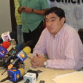 El fiscal general del estado, Iñaky Blanco Cabrera en conferencia de prensa la noche del domingo para dar a conocer los recientes hechos violentos en Iguala.