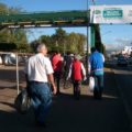 Un grupo de ciudadanos limpió hoy el boulevard Belisario Domínguez de Comitán. Foto: Cortesía. 