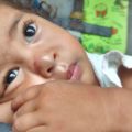 Niña centroamericana y su familia descansan en el albergue de Chauites, Oaxaca, antes de seguir huyendo de la pobreza y la violencia de su país de origen. Foto: Rubén Figueroa