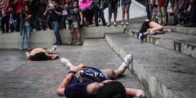 Al finalizar la marcha hicieron un  performance afuera de Palacio de Gobierno para  representar los feminicidios. Foto: Roberto Ortiz/  Chiapas PARALELO.