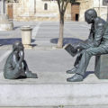 Monumento al Maestro en Plaza de la Inmaculada, frente a la Catedral de San Antolín