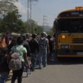 A pie, o en autobús, migrantes de Honduras recorren 2 mil kilómetros que los separan de Estados Unidos.  Foto: Rubén Escobar