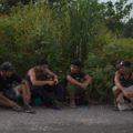 Una sombra es suficiente para descansar. Caravana migrante. Foto: Ximena Natera 