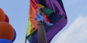 La comunidad LGBTTTIQ de Chiapas se unió para marchar por la dignidad y el orgullo, así como para exigir los mismo derechos y respeto

Foto: Joselin Zamora