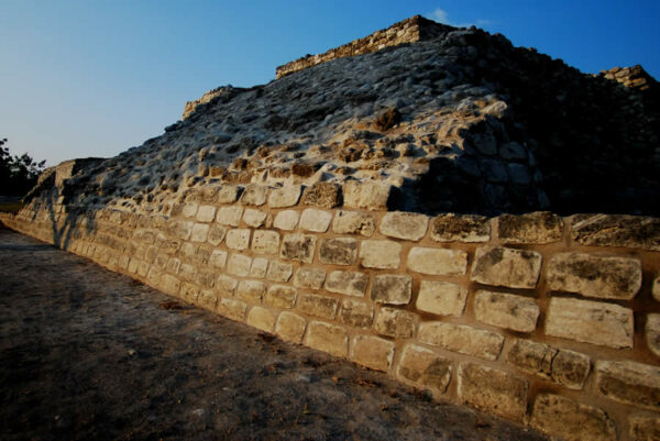 El espacio estaba conformado por una estructura a base de ramas entrelazadas en forma circular que eran cubiertas con gruesas cobijas.