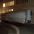 TRÁILER CON REFRIGERADOR ES ACONDICIONADO EN EL EXTERIOR DEL HOSPITAL NÚMERO 66 DEL IMSS PARA MANEJO DE MUERTOS POR COVID. FOTOGRAFÍA: IMSS