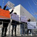 MANIFESTACIÓN DE RESPALDO A LA VÍCTIMA EN EL EXTERIOR DE CIUDAD JUDICIAL, DONDE SE LLEVA A CABO EL JUICIO CONTRA EL PADRE ARISTEO BACA. FOTOGRAFÍA: LA VERDAD