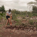 Flor ayuda a preparar la tierra antes de la siembra, es la más joven de su familia y creció jugando en el solar mientras su madre trabajaba. Sotuta, Yucatán. 20 de febrero de 2021.