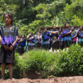 Niñas y mujeres de Los Chorros observan a las familias de Las Abejas desplazadas de la comunidad regresar a sus casas. Foto: Orsetta Bellani