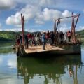 Así pasan los migrantes en la panga o el chalán de la presa de La Angostura.