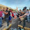 Migrantes buscan en las caravanas una salida. Foto: Ángeles Mariscal