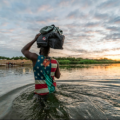 Migrante aprovecha el amanecer para cruzar por provisiones de Estados Unidos a México.  Foto: Omar Saucedo / Vanguardia