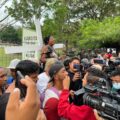 Migrantes se encadena, cosen sus labios y simulan crucificarse frente a López Obrador.
Foto: Samuel Revueltas