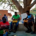 “Todos necesitamos de todos”: Migrantes aprenden a elaborar bolsas tradicionales de una Mano para Oaxaca