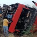 Vuelca autobús con personas migrantes en el Istmo de Tehuantepec; hay 10 lesionados 