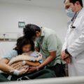 Recién nacido es entregado a su madre.
Foto: IMSS