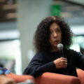 Leila Guerriero hace cantar al periodismo.
Foto: Zona Docs