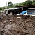 El Huracán #Stan en su devastador paso por el Estado de #Chiapas ocasionó que grandes cantidades de lodo fluyeran sobre carreteras y caminos del Estado. Cortesía: Protección Civil Chiapas