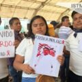 Se manifiestan en evento de López Obrador para exigir justicia por estudiante asesinado en Xadani, Oaxaca
Foto: Diana Manzo