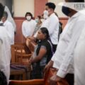 Amá Chu Pon, la rezadora muxe que portó con orgullo su enagua y huipil en la iglesia del pueblo
Foto: Istmo Press