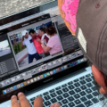 El fotografo Carlos López (https://www.facebook.com/chepe777) logró captar el momento en el que los 16 trabajadores de la Secretaría de Seguridad y protección Ciudadana de Chiapas llegaron a la dependencia, luego de ser liberados. Foto: Chiapas Paralelo