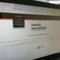 Jnopik Intrabach utilizado en una computadora. 