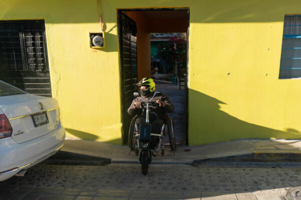 ¡A rodar! Este activista impulsa la accesibilidad en San Cristóbal de Las Casas