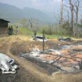 Comunidad huye del lugar donde se dijo que había sido asesinada una familia en Pantelhó, Chiapas. Sus casas fueron quemadas
Foto: Ángeles Mariscal. 