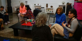 El refugio de la identidad: mujeres lesbianas de la tercera edad hallan comunidad en Buenos Aires