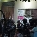 Policías y militares custodian oficinas electorales