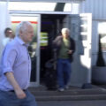 Julian Assange, camina para bordar un avión, en el aeropuerto London Stanstead después de haber sido liberado. Foto: Especial