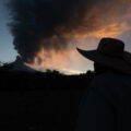 Angel observa la fumarola del volcán Popocatépetl, en Puebla. En 2019 recibió un diagnóstico erróneo de retinopatía diabética, luego de acudir al médico por visión borrosa. Foto: Patricia Zavala Gutiérrez, Global Press México