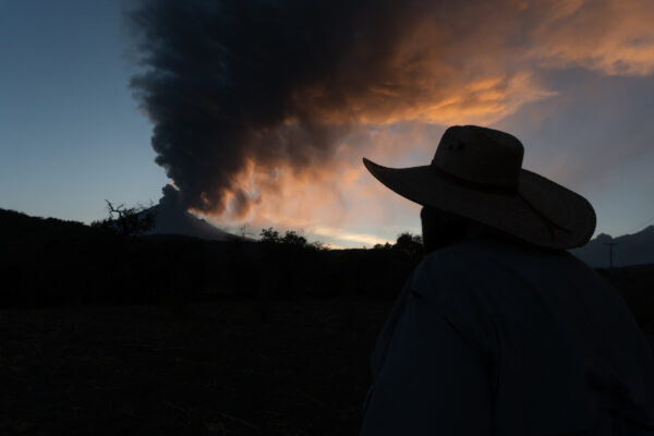 Angel observa la fumarola del volcán Popocatépetl, en Puebla. En 2019 recibió un diagnóstico erróneo de retinopatía diabética, luego de acudir al médico por visión borrosa. Foto: Patricia Zavala Gutiérrez, Global Press México