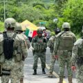 Frente a frente, militares y civiles en la Sierra Madre. Foto: Ángeles Mariscal