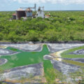 En la selva de Yucatán se multiplican las instalaciones abandonadas y sin remediación por parte de las porcícolas. Foto: Patricio Eleisegui.