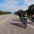 Migrantes transitan por la frontera sur de México, en bicicleta, la ruta hacia Estados Unidos. Foto: Rogelio Ramos Torres 