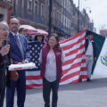 Activista migrantes afuera del Palacio nacional. Foto: Jaime González Valdivia