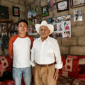 Don Flaviano Mateo y a un costado Ulises Flores, historiador. 
Foto: Salvador Vázquez.