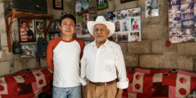 Don Flaviano Mateo y a un costado Ulises Flores, historiador. 
Foto: Salvador Vázquez.