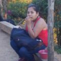 **El esposo fue detenido en flagrancia tras el crimen, familia exige pena máxima Diana Manzo Oaxaca, Oax.- A través de las redes sociales, familiares, amigos y el activista ayuujk -mixe- Joaquín Galván, exigieron justicia por el feminicidio de Anabel, una mujer Ayuujk de 28 años de edad y madre de tres hijos ocurrido el 6 de diciembre, en la puerta de su casa, en la Ciudad de México. De acuerdo con datos del defensor de los DH, la joven madre de familia fue asesinada a balazos presuntamente por su esposo Mario N., quien fue detenido por las autoridades en flagrancia moviendo el cuerpo de Anabel, por lo que exigieron una pena máxima para él y sus cómplices. Relató que Anabel conoció a quien sería su esposo a los 14 años, en la comunidad de San Pedro y San Pablo Ayutla, de donde era originaria, tiempo después quedó embarazada y ella junto a Mario N migraron hacia la Ciudad de México para trabajar y poder sostener a su familia. “Anabel siempre fue una mujer trabajadora, detrás de su hermosa sonrisa, como se mira en sus fotografías escondía esa violencia que vivía, ahora todas y todos exigimos un castigo máximo para su feminicida”, expresó. Joaquín contó que la violencia contra la joven madre de familia comenzó en el 2019, cuando la familia de Anabel comenzó a notar huellas de violencia física en el cuerpo y un proceso de aislamiento con ellos. “Mario, el esposo comenzó a consumir alcohol y sustancias tóxicas, y ella, ya no contaba con su él para realizar las actividades de la taqueria, las hacía sola así como cuidar de los hijos. Mientras él le despojaba de las ganancias de la venta para poder adquirir drogas y alcohol”, informó. Los niveles de violencia ejercidas contra Anabel fueron extremas relató el activista, quien acompañó a su familia en su funeral. “Nos decían que su esposo la golpeaba al punto de dejarla inconsciente, frente a sus hijos, en el trabajo, incluso frente a algunos familiares. Pero solo en dos ocaciones logró salir de su domicilio y refugiarse con su mamá, Anabel nunca pudo divorciarse, por las amenazas contantes de él”, agregó. Por último recalcó, que por esta violencia extrema que vivió Anabel durante casi 5 años y su feminicidio que ha dejado en la orfandad a sus tres hijos, sus padres y familiares señalaron que la exigencia es la pena máxima. “Por ello hago un llamado a la Fiscalía de la Ciudad de México, para garantizar la seguridad de la familia de Anabel, para que puedan acceder a la justicia sin represalias ni intimidaciones y una investigación a profundidad para identificar a los cómplices del feminicidio”, concluyó. De acuerdo con datos hemerográficos del Grupo de Estudios para la Mujer “Rosario Castellanos”, en lo que va del 2024, 93 oaxaqueñas han sido asesinadas, en su mayoría feminicidios impunes.