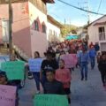 “Expulsan” a médico y enfermera de hospital estatal de Guadalupe y Calvo; pobladores marchan a su favor
Foto: Cortesía