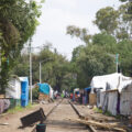 El campamento está atravesado por una vía de ferrocarril que se usa 3 veces por semana (Foto: Daniel Lemus)