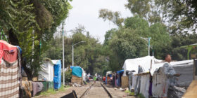 El campamento está atravesado por una vía de ferrocarril que se usa 3 veces por semana (Foto: Daniel Lemus)