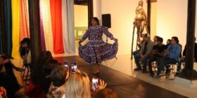 Artesanas rarámuri y guarojío celebran el Día Internacional de la Lengua Materna con pasarela de trajes tradicionales
Foto: Raíchali