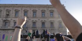 “Todas somos la Cruz de Clavos”, gritaron en marcha 8M, que terminó con agresión policiaca a mujeres y la detención de 3
Foto: Raíchali