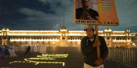 Familiar de persona desaparecida, carga con la ficha de desaparición frente a Palacio Nacional. Foto: Isabel Briseño